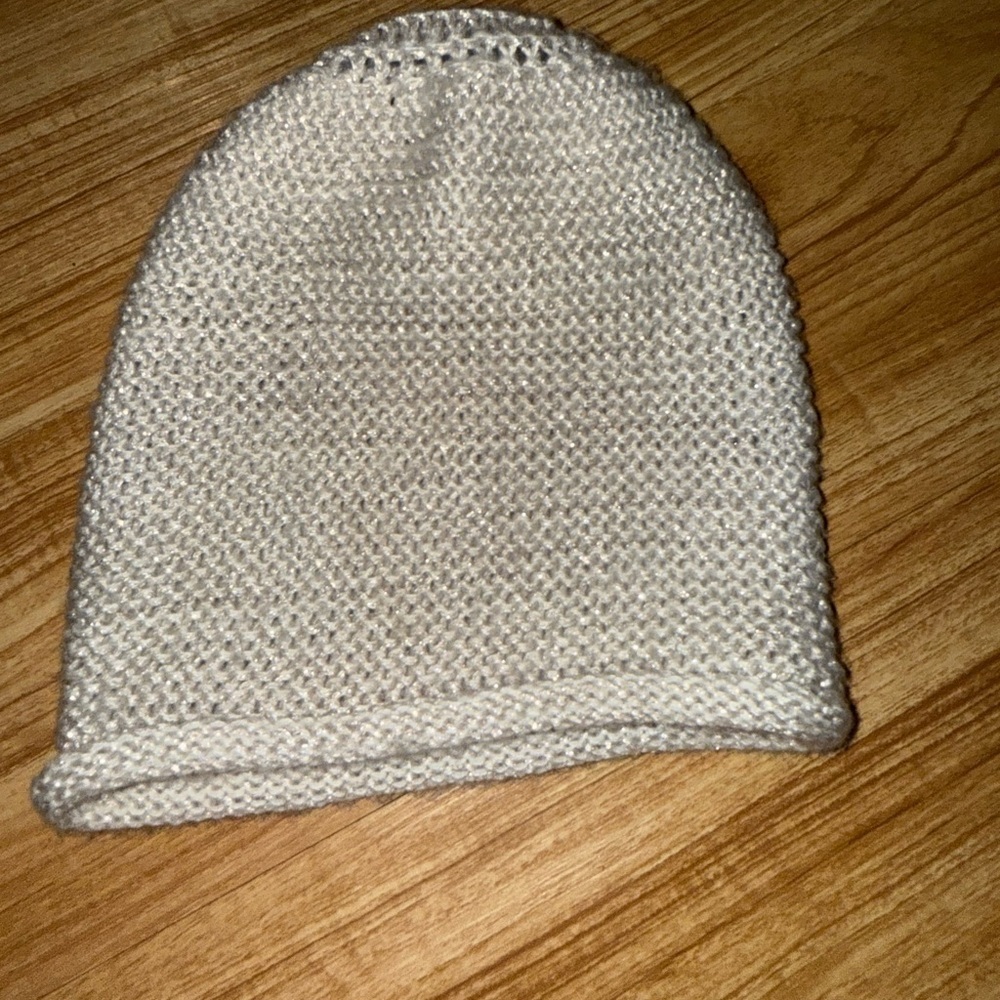 H&M Silver/Gold Metallic Lurex Knit Beanie Hat ✨
🌟